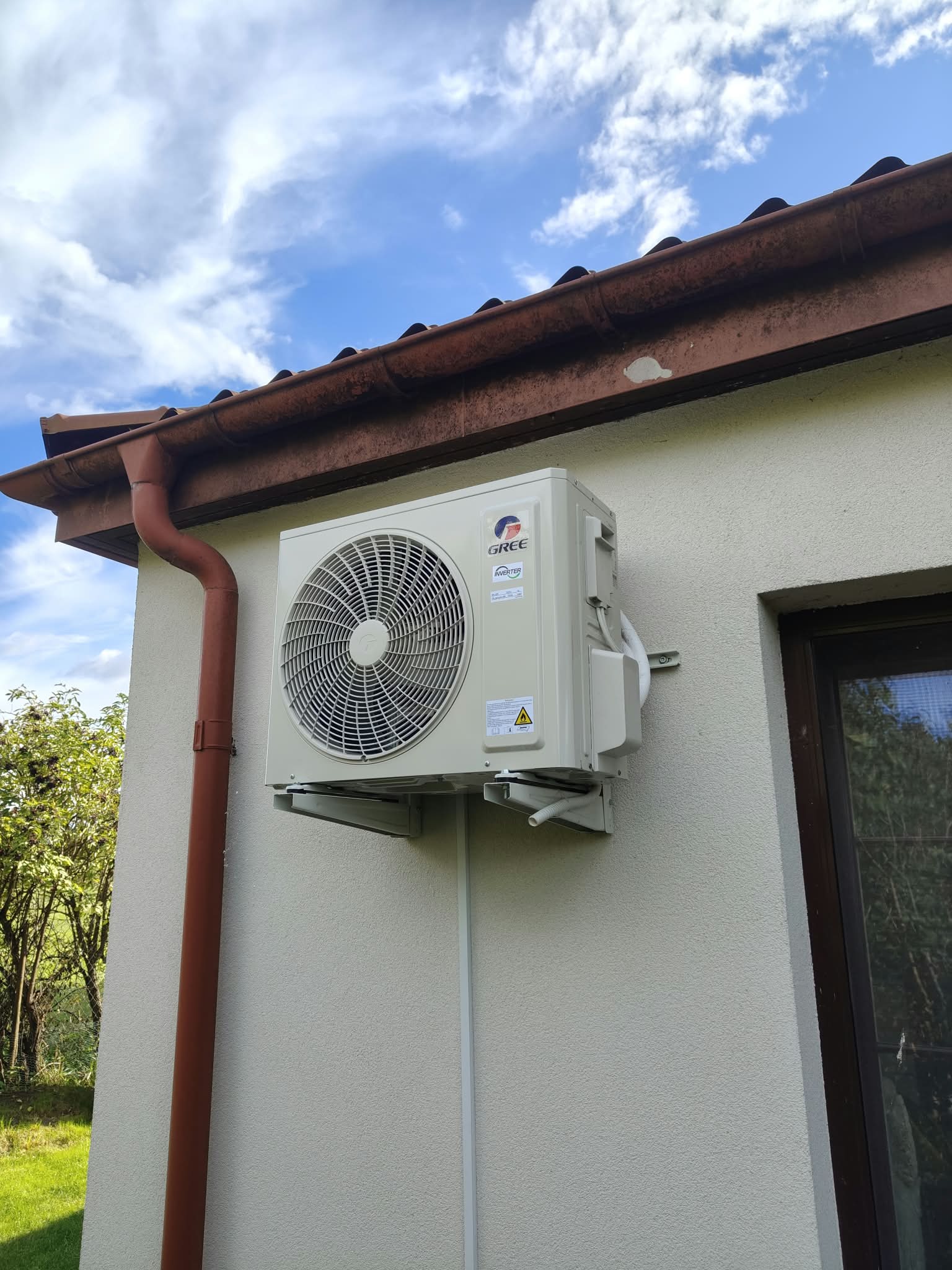 Jednostka wewnętrzna klimatyzacji zamontowana w Słupnie